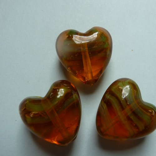 3 perles forme coeur, en verre, couleur marron, avec stries vertes - création bijoux