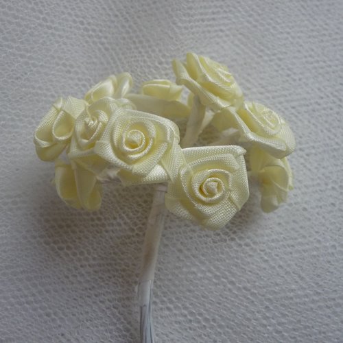 Bouquet 12 petites roses en tissu satiné, couleur blanche sur tige rigide - mariage, décoration florale, scrap, loisirs créatifs