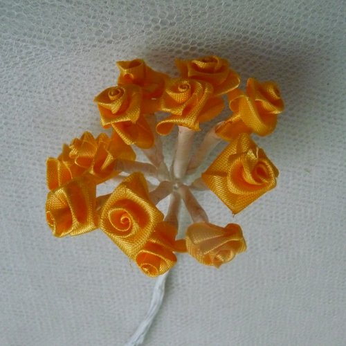 Bouquet 12 petites roses en tissu satiné, couleur jaune foncé, sur tige rigide - mariage, décoration florale, scrap, loisirs créatifs
