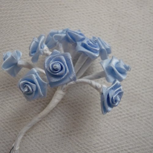Bouquet 12 petites roses en tissu satiné, couleur bleu-ciel, sur tige rigide - mariage, décoration florale, scrap, loisirs créatifs