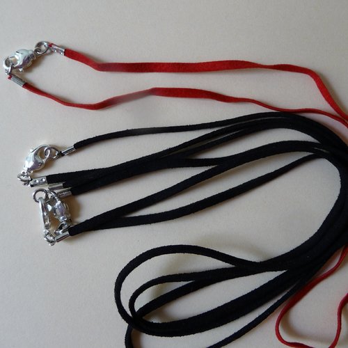 4 tours de cou imitation daim, couleurs noire et rouge