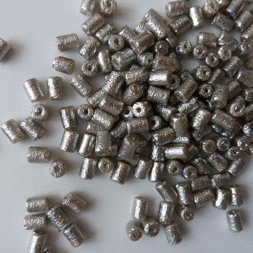 180 jolies perles synthétiques, cylindriques, gris irisé aspect martelé