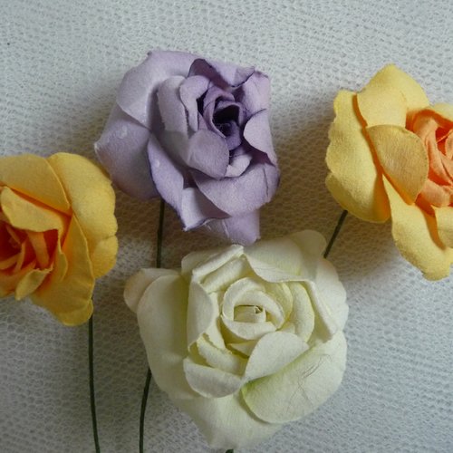 4 grosses fleurs en papier, couleurs mauve, jaune, blanc (vert très pâle) - décoration florale, scrap, home-déco
