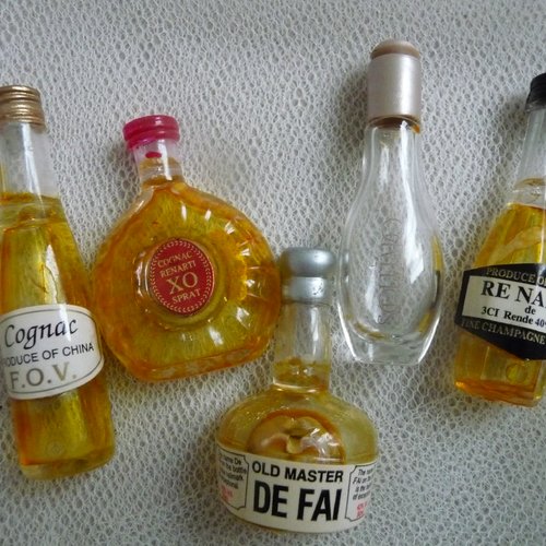 Petites bouteilles en plastique couleur jaune - babioles pour créations, collages, magnets, arts plastiques,loisirs créatifs,