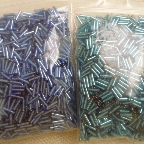 100 g  de perles de rocailles tubes couleur bleue  (2 tons)