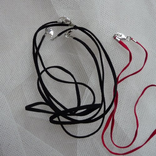 4 tours de cou imitation daim, couleurs noire et rouge