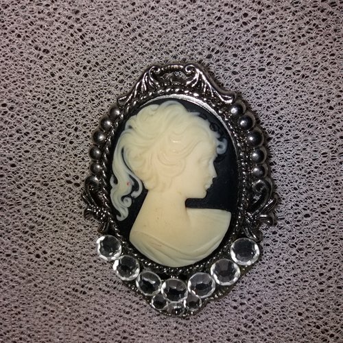 Broche camée ovale, profil féminin, métal argenté et demi-perles transparentes