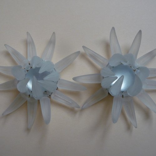 2 grosses fleurs en plastique blanc translucide, aspect givre