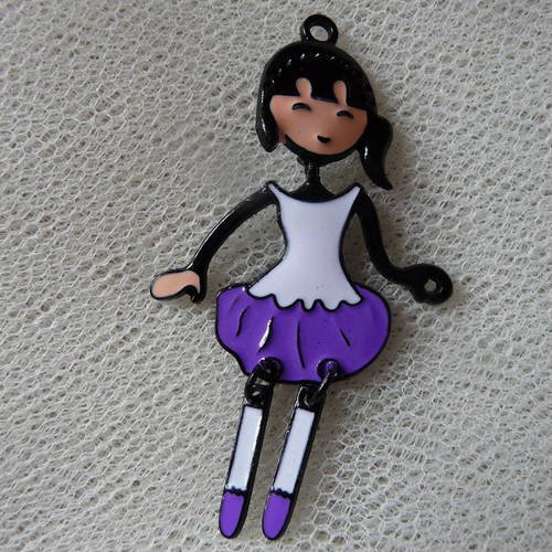 Breloque petite figurine articulee en metal, robe mauve