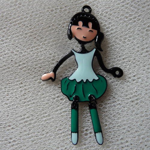 Breloque petite figurine articulee en metal, robe verte 
