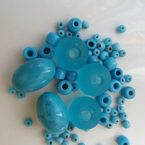 Ensemble de perles couleur turquoise, formes et tailles variees