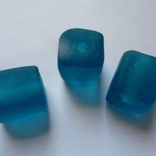 Perles bleues - 3 grosses perles artisanales rectangulaires en verre bleu aspect givre 