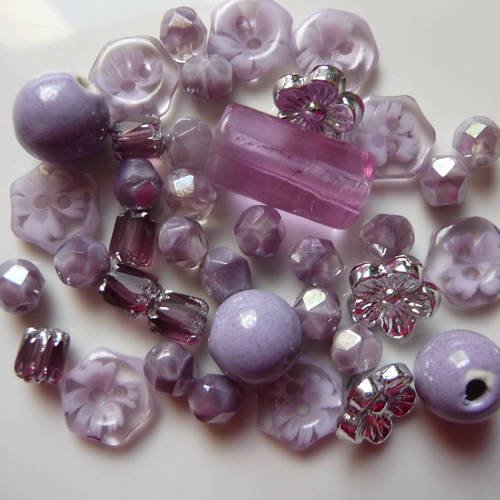 Mix creatif : assortiment de perles en verre et ceramique dans un camaieu de mauve 