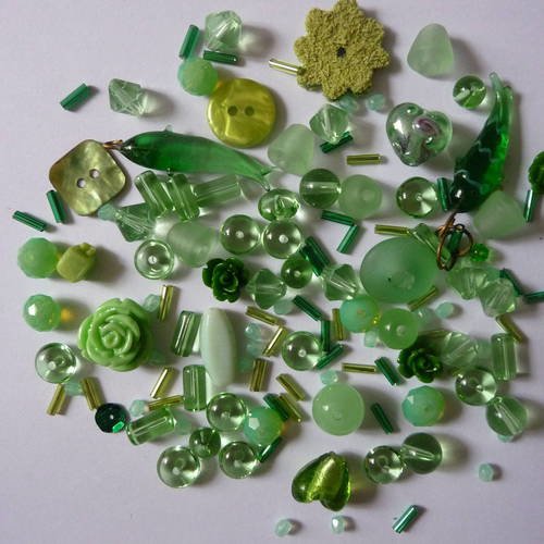 Mix creatif vert :  perles  en verre et breloques couleur verte