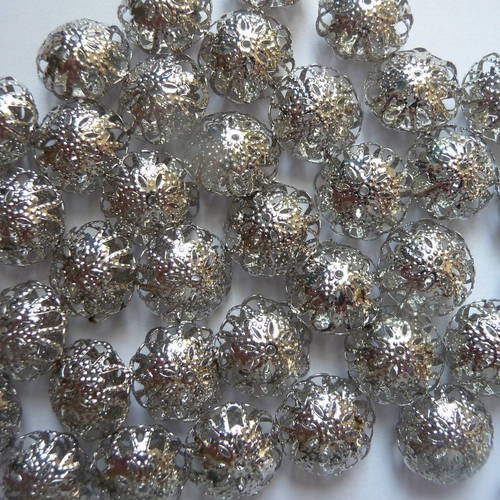Ensemble de 35 perles filigranees en metal argente - 15 mm