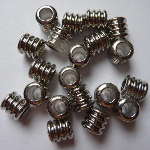 Ensemble de 20 perles cylindriques  en metal argente