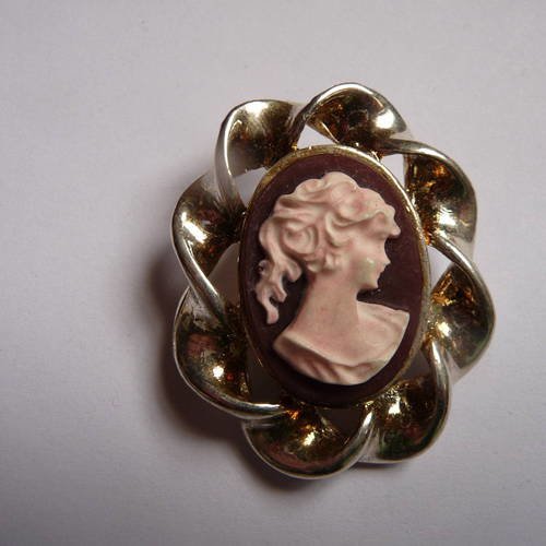 Broche camee ovale,  profil feminin, metal argente vieilli (4 cm x 3,5 cm) 
