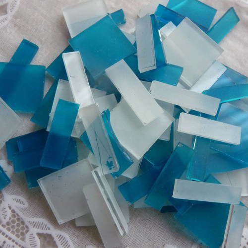 50 g melange morceaux verre bleus et blancs, carres et rectangulaires,  pour decorations et arts plastiques 