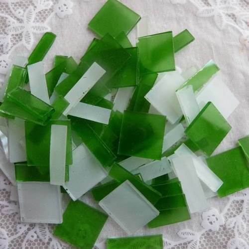 50 g melange morceaux de verre blancs et verts  pour decorations et arts plastiques 