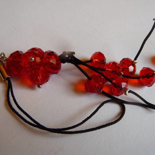 Bijou de sac en verre cristal rouge avec facettes