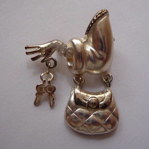 Esprit kitch ! broche fantaisie en metal argente (bras + sac a main + cles) 