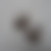2 fermoirs fantaisie, ronds,  en metal argente avec perle nacree 