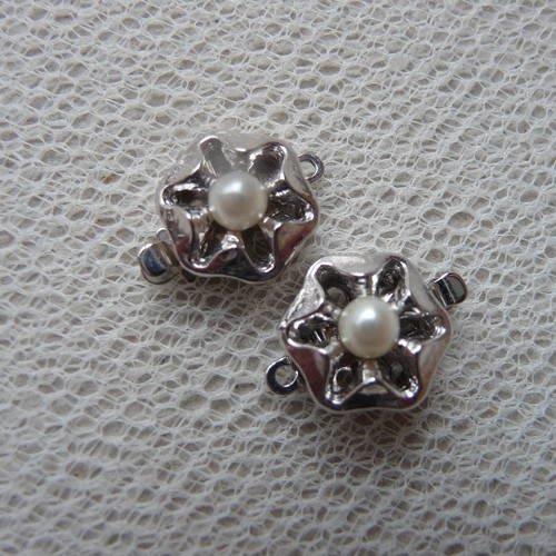 2 fermoirs fantaisie, ronds,  en metal argente avec perle nacree 