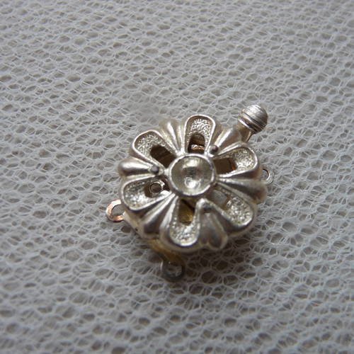 1 fermoir 2 rangs, forme fleur, en metal argente clair 