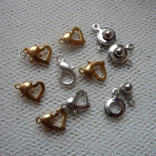 10 petits fermoirs en metal dore et argente 