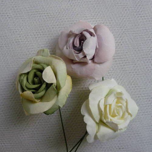 3 grosses fleurs en papier, tons pastels mauve et vert 