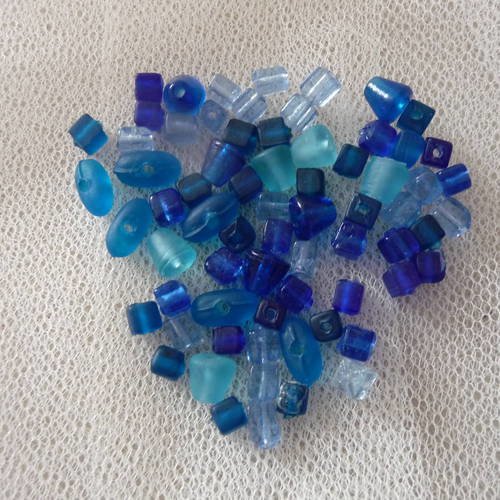 Perles bleues - melange de 67 perles artisanales en verre, couleur bleue 