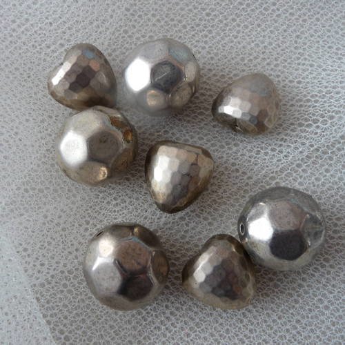 Ensemble de 8 perles fantaisie synthetiques, aspect metal argente