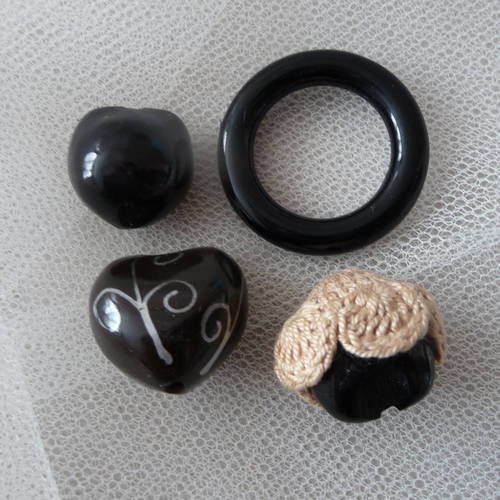 Petit ensemble perles  noires forme coeur pour projet creatif 