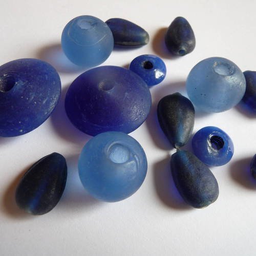Perles bleues - assortiment de perles artisanales en verre couleur bleue
