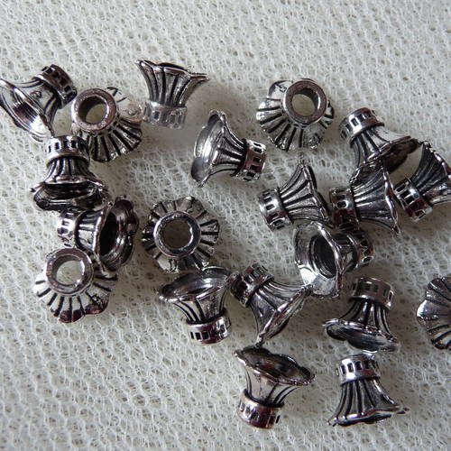 Apprets : lot de 20 coupelles forme tulipe en metal argente vieilli