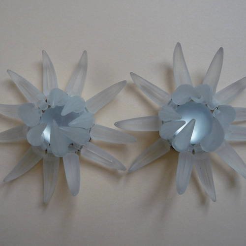 2 grosses fleurs en plastique blanc translucide, aspect givre 