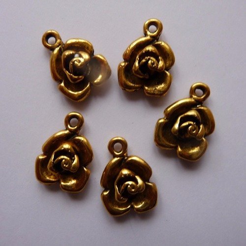 Lot de 5 jolis pendentifs fleurs en forme de rose,  metal dore vieilli 