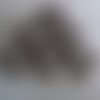 6 grosses perles fantaisie plates et carrees, en plastique, aspect metal