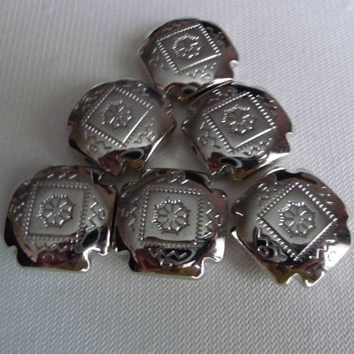 6 grosses perles fantaisie plates et carrees, en plastique, aspect metal