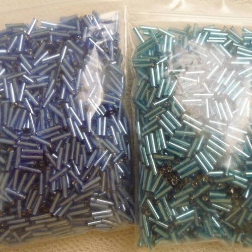 100 g  de perles de rocailles tubes couleur bleue  (2 tons) 