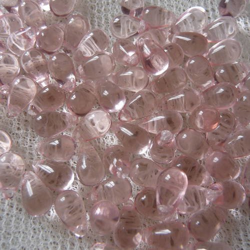 Ensemble de 30 perles gouttes en verre, couleur rose pale 
