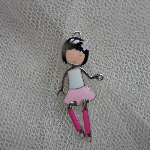 Breloque petite figurine articulee en metal, robe rose et blanche 