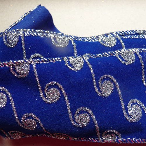 Tres beau ruban fete, luxueux,  2 m x 5 cm - fond aspect velours  bleu avec motif argent