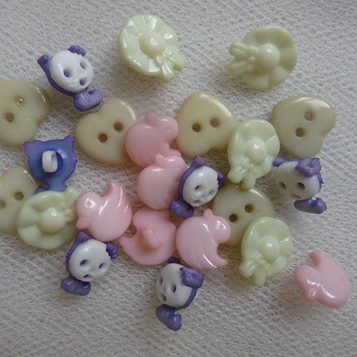 23 boutons fantaisie (animaux, coeur, chapeaux) pour couture, scrapbooking et autres projets creatifs