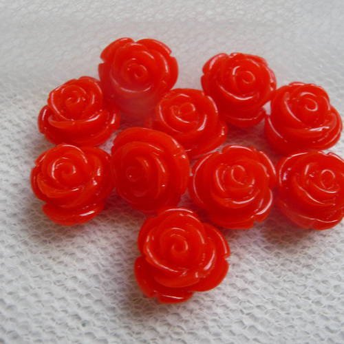 10 cabochons troues fleurs roses, diametre 1,5 cm,  en resine couleur rouge 