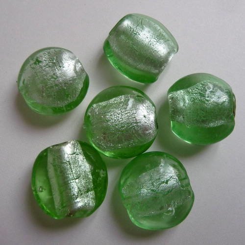 Perles vertes - 2 eme choix : assortiment 6 perles en verre, forme palet, vertes  avec feuille d'argent -