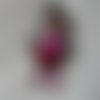 Breloque petite figurine articulee en metal, robe rose et rouge 