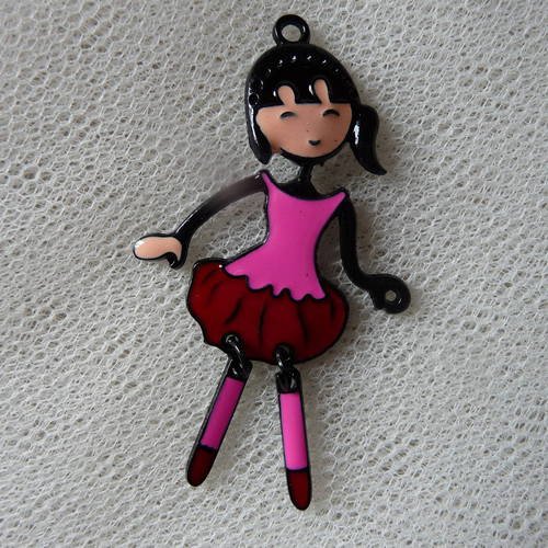 Breloque petite figurine articulee en metal, robe rose et rouge