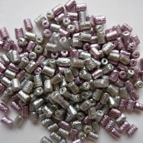 250 perles synthetiques cylindriques roses et grises, aspect martele irise