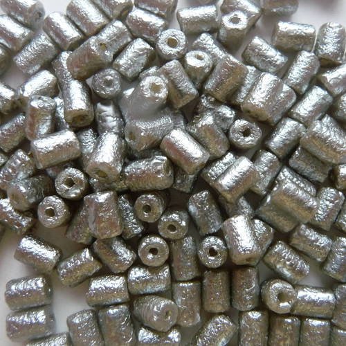 180 perles synthetiques cylindriques , aspect martele gris irise